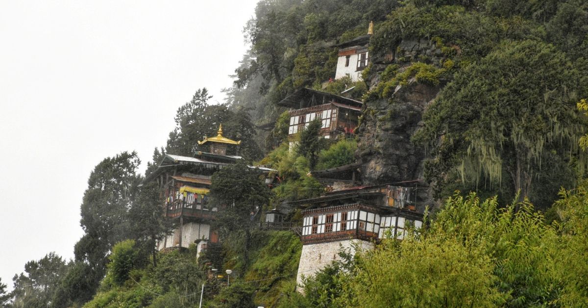 You are currently viewing Kunzangdra Monastery, where Pema Lingpa saw Kuntu Zangpo, one of the Primordial Buddhas on a Cliff