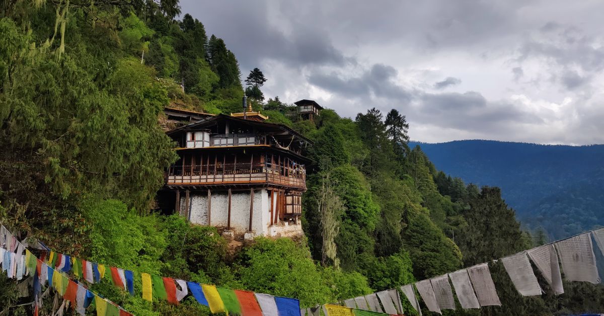 You are currently viewing Thowadra, a High Cliff where Guru Rinpoche left a Wooden Garuda