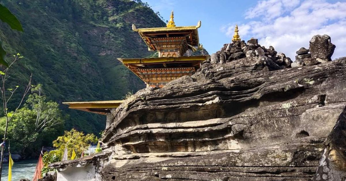 Read more about the article Gongza Ney, a Sacred Place where Guru Rinpoche was Offered Midday Tea