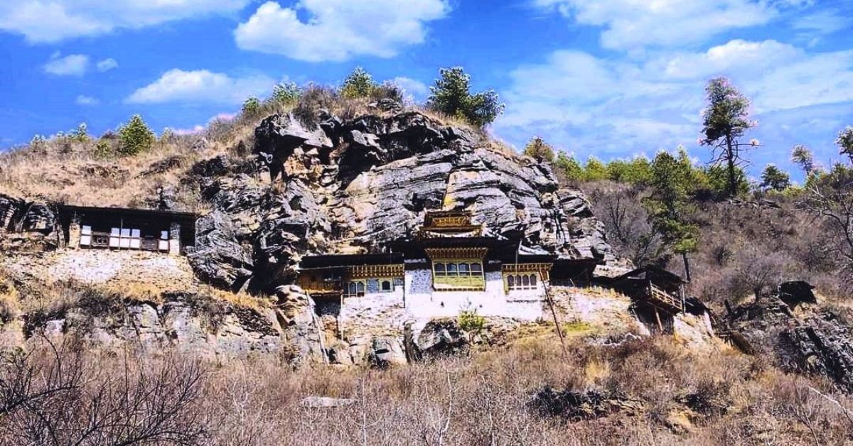 You are currently viewing Gomdra, the Great Meditation Cliff of Guru Rinpoche Prophesied to Phajo Drugom Zhigpo