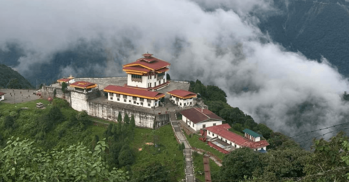 Read more about the article Yongla Goenpa, a Monastery on a Hill that resembles a Phurba